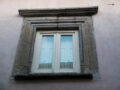 Una finestra di Palazzo Saraceni