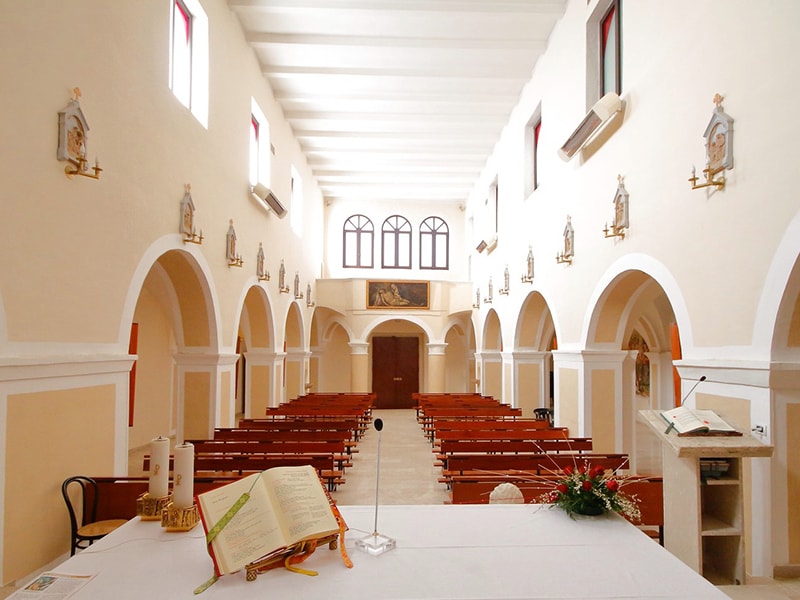 Le tre navate della chiesa di San Pietro Apostolo viste dall'altare maggiore